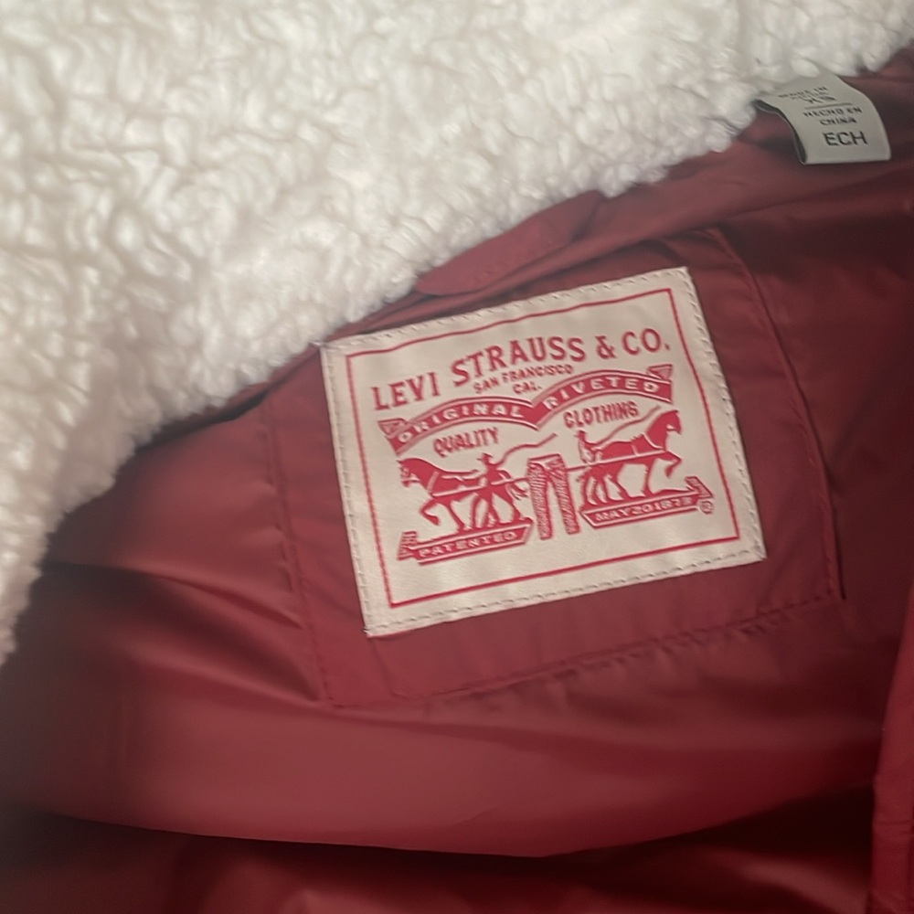 Levi’s puffer vest - Picture 3 of 3